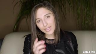 Красивая девушка пробует сниматься в порно от первого лица