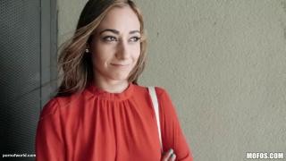 За деньги девушка сосет большой член пикапера на улице