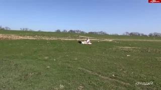 Блондинка мастурбирует влагалище на природе и занимается сексом с парнем