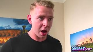 Зрелая дама с шикарной фигурой занимается порно с молодым парнем