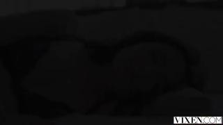Пришел в гости к чернявой подружке чтобы заняться домашним порно
