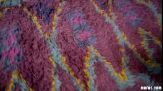 пара сексуальных сучек имеют групповое порно с мужчиной