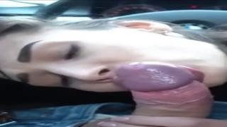 Русская девушка полирует языком член друга и получает сперму на лицо